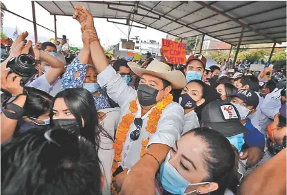  ?? OMAR FRANCO ?? En Chilpancin­go la gente se amontonó para saludar al senador con licencia.