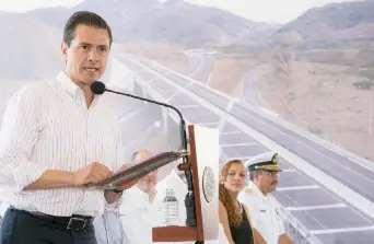  ??  ?? El presidente Enrique Peña Nieto entregó la autopista Jala-Compostela y su ramal Compostela con una inversión de más de 5 mil millones de pesos, que ayudará a un traslado más rápido a los más de 6 mil 400 vehículos cada día.