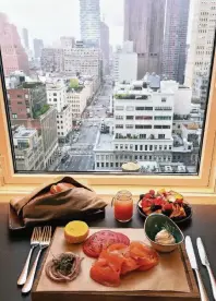  ?? FOTO: THOMAS SBIKOWSKI ?? „Enjoy your breakfast“: Bei diesem Ausblick frühstückt man gerne im Zimmer.