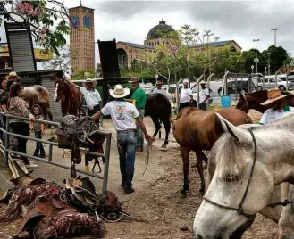  ?? Lalo de Almeida/Folhapress ?? Romeiros vindos a cavalo de Bragança Paulista chegam ao santuário em Aparecida