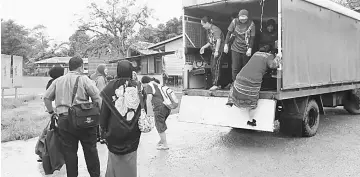  ??  ?? The teachers and supervisor­s alight from the APM truck upon arriving at the school.