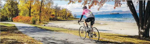  ?? ISLAND LINE IMAGES ?? The spectacula­r Island Line Trail follows the waterfront in Burlington, Vt., and continues via causeway into the middle of Lake Champlain.