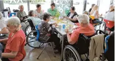  ?? Foto: Ingrid Harrer Hoffmann ?? Die Senioren von St. Augustin genossen den Nachmittag bei ihren Nachbarn, den Schülern der Paul Winter Realschule.