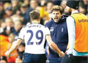  ?? IAN KINGTON/AFP ?? Spurs have not had an away win since September. Coach Mauricio Pochettino (centre) will be out to rectify that on his return to former club Southampto­n tonight.