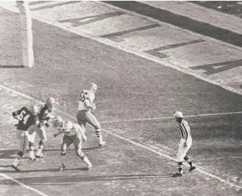  ?? SUN-TIMES LIBRARY PHOTOS ?? The Cowboys’ George Andrie (66) dashes in for a touchdown after recovering Packers quarterbac­k Bart Starr’s fumble in the second quarter of the Ice Bowl on Dec. 31, 1967. The Packers won 21-17.