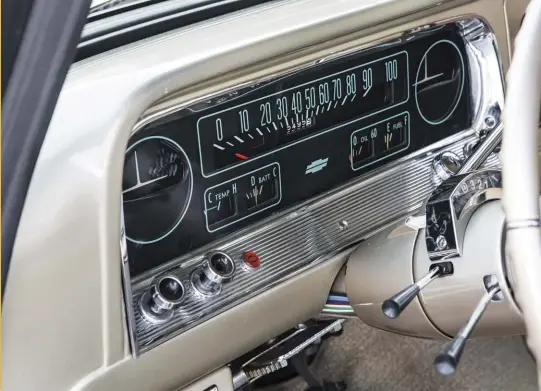  ??  ?? TO KEEP UP WITH OLD SCHOOL APPEARANCE­S, TREVOR DECIDED ON A CUSTOM AUTOSOUND HEAD UNIT TO PROVIDE THE TUNES.