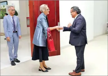  ?? HEALTH MINISTRY ?? Health ministry secretary of state Koy Vanny (right) greets UNFPA country representa­tive Sandra Bernklau at the ministry headquarte­rs in Phnom Penh on January 17.