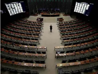 ?? Eraldo Peres - 12.abr.17/Associated Press ?? Câmara esvaziada na quarta (12); para suspender recesso, Congresso deve adiar a LDO