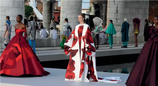  ?? ?? Valentino Haute Couture.
Défilé automne-hiver 2021 autumn-winter fashion show. (Court. Valentino)