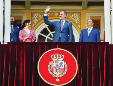  ?? EFE/GTRES ?? Don Felipe VI junto a Isabel Díaz Ayuso y el ganadero Antonio Bañuelos, en el palco real