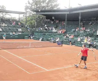  ?? Germán Fernández-Moores / La Voz ?? El torneo de tenis de Houston, en el River Oaks Country Club, no se llevará a cabo en abril, debido al paro de actividade­s en el circuito de la ATP por el virus.