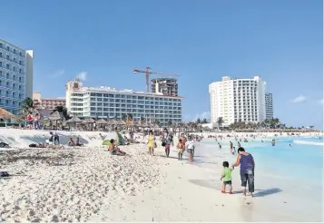  ??  ?? Los cancunense­s de entre 15 y 22 años son quienes acuden con mayor frecuencia al mar. Los habitantes de clase media son los que también visitan más estas playas mexicanas.