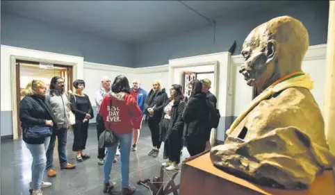  ?? SANJEEV VERMA/HT ?? A group of tourists inside National Gandhi Museum opposite Raj Ghat. The museum has a rich collection of relics, documents and photos related to Mahatma Gandhi.