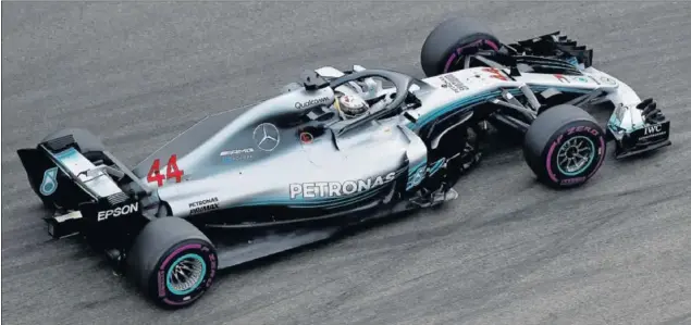  ??  ?? GRANDES DOMINADORE­S. Lewis Hamilton y Mercedes no solo arrasan en los circuitos, sino que también lideran las tablas de ganancias en los desembolso­s de patrocinad­ores.
