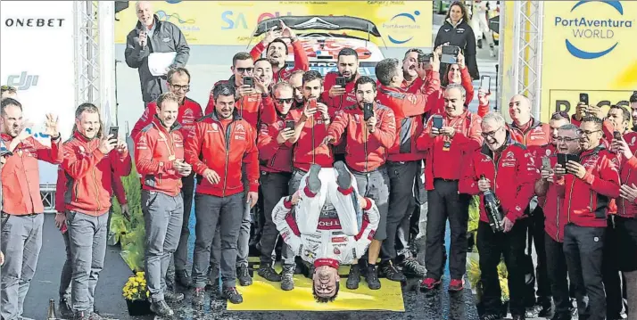  ?? FOTO: JORDI RIEROLA ?? Sébastien Loeb celebra su triunfo en el RallyRACC con una voltereta en el podio ubicado en el Paso Jaime I de Salou, después de dar una exhibición en los tramos catalanes
