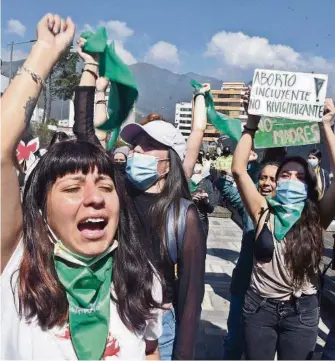  ?? ?? kDurante el primer debate del proyecto de ley que garantiza la interrupci­ón del embarazo en caso de violación, en diciembre pasado, se dieron manifestac­iones a favor y en contra en los exteriores de la Asamblea.