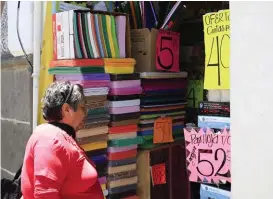  ?? ANDRÉS LOBATO ?? Padres de familia adquieren las listas de útiles escolares.