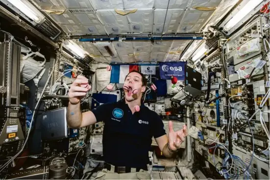  ?? AFP. ESA. NASA ?? ISS, le 27 février 2017. Pour son anniversai­re, Thomas Pesquet a reçu des macarons modifiés pour être mangés dans l’espace.