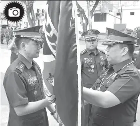  ?? / ARNI ACLAO ?? ■ TURNOVER OF COMMAND. Si Sr. Sup. Edgar Alan Okubo (wala) midawat sa bandila gikan kang Police Regional Director Jose Mario Espino (wala) isip timaan sa turnover of command. Si Okubo nipili kang Sr. Supt. Eric Noble (tunga) pagka director sa Cebu...