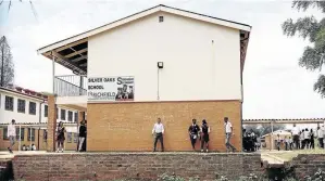  ?? / SANDILE NDLOVU ?? Pupils at Silver Oaks Secondary School in Eldorado Park loiter around after teachers belonging to Sadtu went on strike.