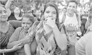  ?? — Gambar Reuters ?? BEBAS: Cortez (tengah) menunjukka­n reaksi ketika meninggalk­an mahkamah selepas dibebaskan daripada tuduhan homisid, di Usulutan, El Salvador pada Isnin.