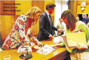  ?? ?? Chueca y Ranera (PSOE), en un pleno municipal.
