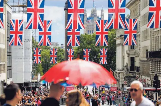  ?? AFP ?? Banderas de la Unión cuelgan a lo largo de una calle cercana a los edificios del Parlamento británico, en Londres, este sábado 25 de junio.