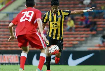  ?? — IZZRAFIQ ALIAs/the star. ?? Pulling the trigger: Malaysia’s Muhammad Jafri Chew about to shoot in the under-22 friendly against Bahrain at the shah Alam stadium last night.