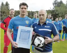  ??  ?? Vor dem Anpfiff übergab der neue Bezirksspi­elleiter Reinhold Mießl (rechts) die Meisterurk­unde und einen Spielball an Cosmos Kapitän Thomas Hanselka.