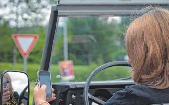  ?? FOTO: MORITZ PODIEBRAD ?? Verboten und gefährlich: Auto zu fahren und gleichzeit­ig das Smartphone zu bedienen.