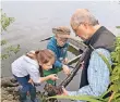  ?? FOTO: BURGHARDT ?? Kinder untersuche­n ein Holzstück, das im Wasser lag.