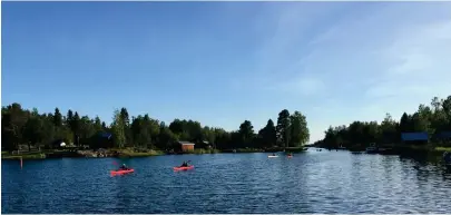  ?? FOTO: SPT ?? De som far ut och paddlar kajak måste ha koll på den senaste prognosen. Minna Levälahti skriver om det jobb som görs för att vädertermi­nologin ska vara korrekt på svenska i Finland.