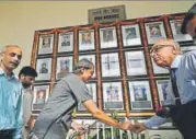  ?? VIPIN KUMAR ?? Vicechance­llor M Jagadesh Kumar (grey kurta) with army veterans during the inaugurati­on of the ‘Wall of Heroes’.