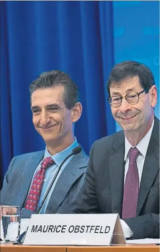  ??  ?? Sonrisa ortodoxa. Maurice Obstfeld, jefe economista del FMI (en el centro de la fotografía), expuso ayer sus temores de que el modelo de crecimient­o de los últimos años esté amenazado