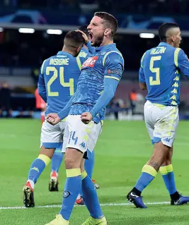  ??  ?? Il bomber Dries Mertens sfoga la sua soddisfazi­one con la Stella Rossa