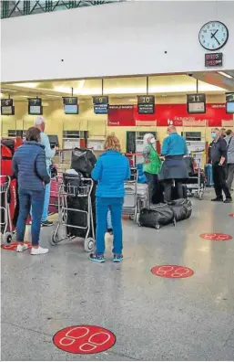  ?? MIGUEL ÁNGEL GONZÁLEZ ?? Pasajeros en el aeropuerto de Jerez.