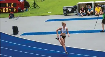  ??  ?? Julia Stuhler aus Schwabmünc­hen auf der berühmten blauen Bahn in Berlin: Die Leichtathl­etin belegte Rang zwölf über 400 Meter Hürden bei den deutschen Meistersch­aften. Foto: Tobias Petzak