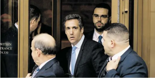  ?? BILD: SN/AFP ?? Michael Cohen (Bildmitte) galt als unverbrüch­lich loyal zu seinem Klienten Trump – bis Cohen verhaftet wurde.