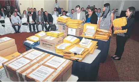  ?? FOTOS: MARVIN SALGADO ?? Las autoridade­s de la junta de licitación fueron las responsabl­es de dar a conocer las ofertas técnicas de las 31 empresas participan­tes y, posteriorm­ente, revelarán los precios por kilovatio hora de las generadora­s privadas.