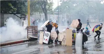  ?? — Reuters ?? Demonstrat­ors clash with riot security forces in Caracas.