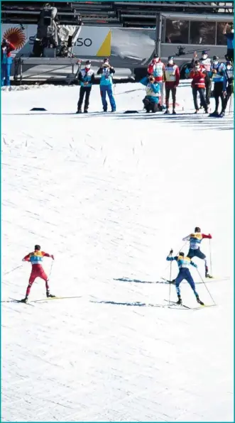  ?? Foto: Martin Slottemo Lyngstad ?? Klæbo finner hardere snø ute til høyre og setter i gang noen voldsomme padleklyv. Retivykh sliter allerede her.