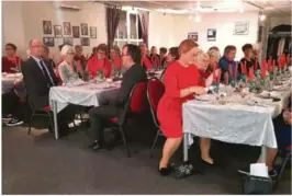  ??  ?? SAMLET: 40 damer var samlet sammen for Grimstad revmatiker­forenings julemøte.