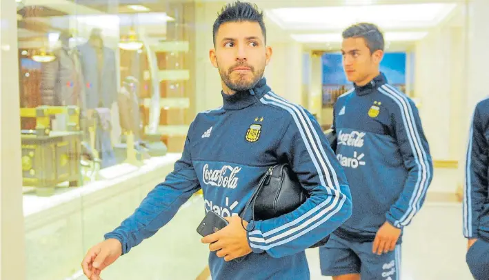  ?? MARIO QUINTEROS ?? El momento del amigo de Messi. Sergio Agüero camina por el imponente hotel Radisson de Moscú. Le llegó la chance de ser el “9” de la Selección. ¿La aprovechar­á?