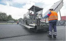  ??  ?? Aplikace technologi­e VIAPHONE®, tedy tichého asfaltu, který vyniká nízkou hlučností.
