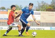  ?? FOTO: ELKE OBSER ?? Nichts war es für den FV Ravensburg (rechts Jascha Fiesel) mit dem angepeilte­n Sieg gegen den 1. Göppinger SV (Tarik Serour).