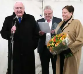  ?? FOTO JAN AUMAN ?? Walter Van der Plaetsen (links) met echtgenote Francine Mampaey tijdens zijn huldiging als ereburgeme­ester begin dit jaar, in het bijzijn ook van zijn opvolger Frank Gys (N-VA).