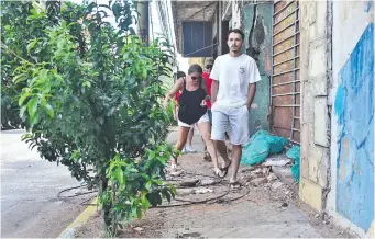  ?? ?? Ciudadanos caminan entre escombros y basura en la calle Presidente Franco de Asunción.