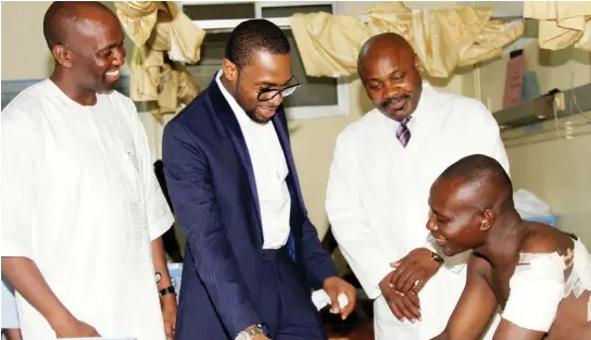  ?? PHOTO: FELIX
ONIGBINDE ?? From left: FCT Secretary Health and Human Services, Demola Onakomoya; Nigeria Music Star Dapo Oyebanjo, popularly called D’Banj; and Medical Director, Asokoro District Hospital, Ahmadu Abubakar, during a visit by the musician to an Abuja blast victim,...