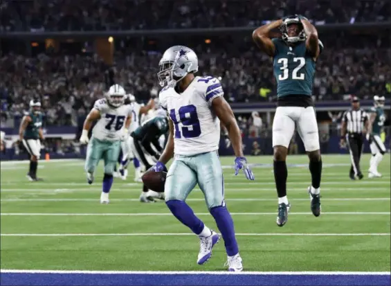  ?? ROGER STEINMAN (ABOVE ) AND MICHAEL AINSWORTH (BELOW) — THE ASSOCIATED PRESS ?? Above and below, Eagles cornerback Rasul Douglas (32) is in disbelief as Cowboys receiver Amari Cooper (19) scores a 15-yard touchdown to win the game in overtime Sunday.