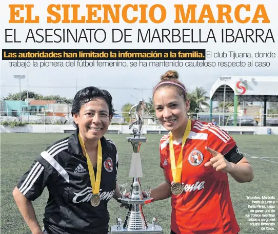  ??  ?? Triunfos. Marbella Ibarra (i) junto a Karla Pérez, luego de ganar uno de los trofeos mientras estuvo a cargo del equipo femenino de Xolos.
